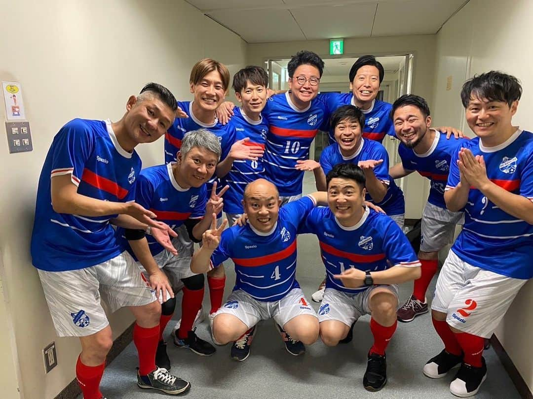 空道太朗さんのインスタグラム写真 - (空道太朗Instagram)「. FC林⚽️ 林さん水田さんおめでとうございます！！！ めでたい事づくしのトークライブでした！！！ 合宿の時に沈む夕日をバックに撮ったら奇跡的に林さんが夕日にヘディングしてる写真☀️ #FC林 #FC林トークライブ」5月25日 11時20分 - rafujigensora