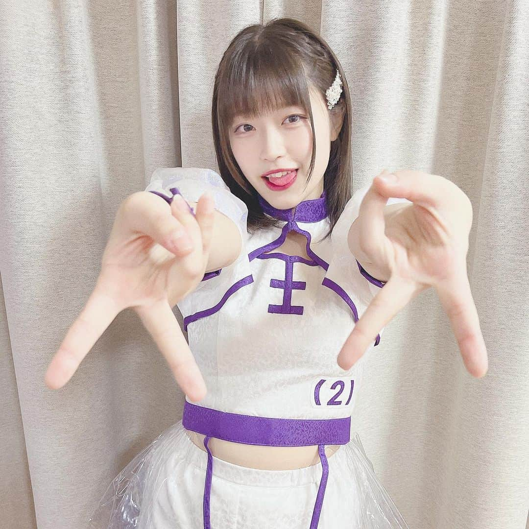 鈴木芽生菜のインスタグラム：「ぎゃるちゃんぴーーーす✌🏻✌🏻 難しいことは考えないで美味しいご飯と推しに感謝✌🏻マジ極上✌🏻🌹  #アプガ #アイドル #アイドル衣装 #衣装交換 #アプガ2 さん #紫 #purple #ギャル #ぎゃるぴーす」