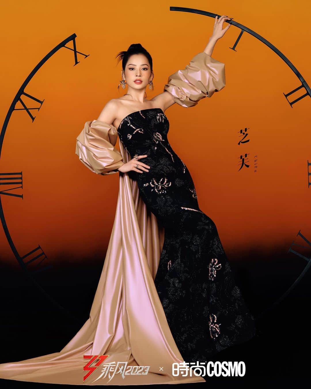 Chi Puのインスタグラム：「Tíc tắc tíc tắc, công diễn 2 với Rosemary sắp tới rồi đây ⏰ — Công diễn 2 sẽ được phát sóng vào lúc 11:00 thứ Sáu (26.05) và thứ Bảy (27.05) trên kênh Mango TV Đón xem và ủng hộ Chi Pu nhé!  #ChiPu #DapGio2023 #乘风2023 #乘风2023COSMO时差大片 #RideTheWind2023」