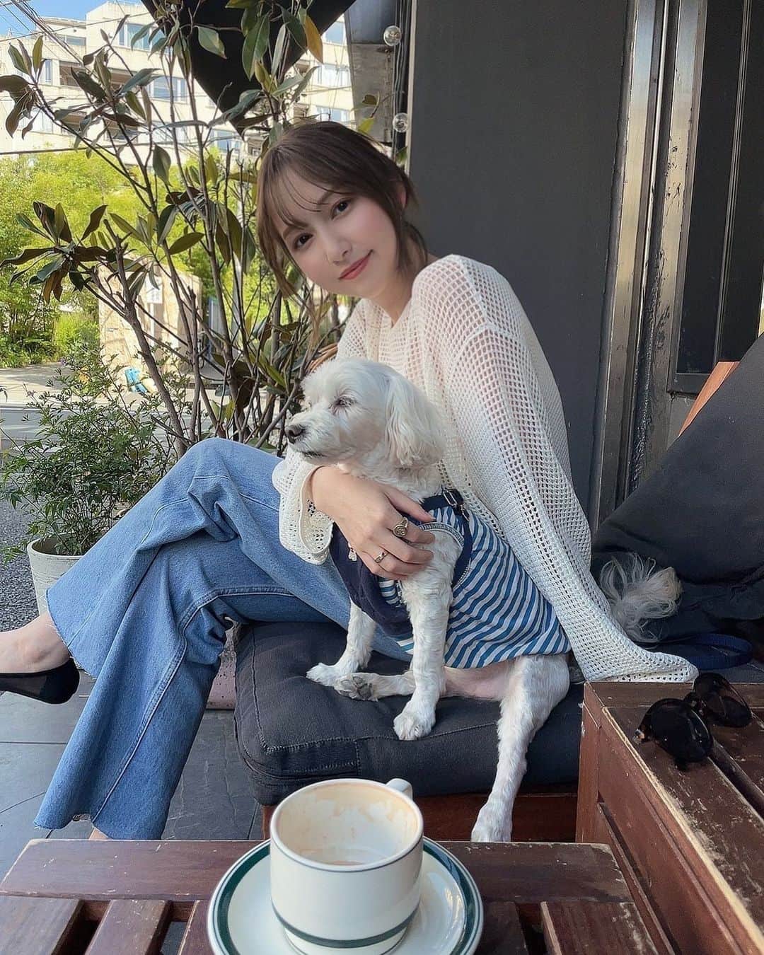 杉本麻衣佳のインスタグラム：「🐩🤍  @akte_official のトップスヘビロテ  ．  ．  #カフェ#東京カフェ#ランチ#テラス#コーデ#デニム#ママコーデ#fashion#denim#akte#cafe#dog#pet」