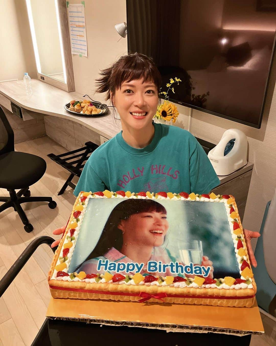 上野樹里さんのインスタグラム写真 - (上野樹里Instagram)「誕生日のインスタライブで赤い花束を持っていましたが、その花束を下さったCMのチームからこんなケーキで現場でサプライズがありました🎉😄🎂 すごく大きくて等身大の私の顔と同じくらいあります😆 とても素敵な新商品のCMなので、皆さん楽しみにしていてくださいね😇 #サプライズ #誕生日ケーキ」5月25日 11時29分 - _juri_art_