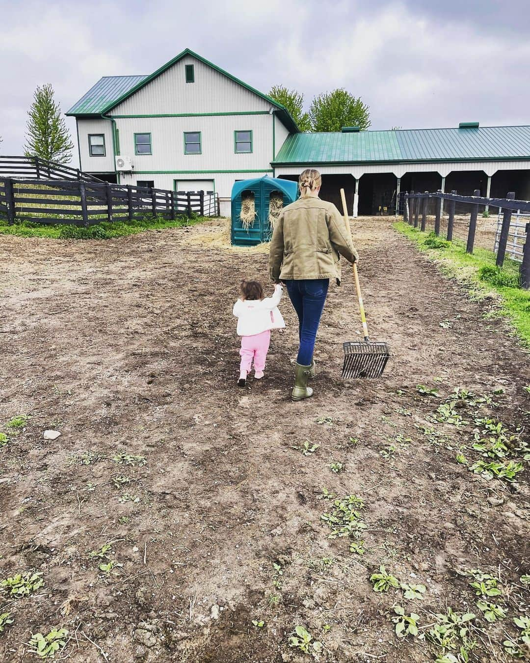 エミリー・ヴァンキャンプのインスタグラム：「Gotta start ‘em young. #farmlife」