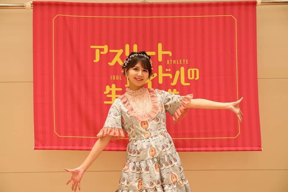 愛鷹亮さんのインスタグラム写真 - (愛鷹亮Instagram)「『アスリートとアイドルの生きる道vol.1』  改めてご来場くださった皆さん、本当にありがとうございました‼️  そもそもなぜこの講演を開催しようと思ったのか。 俺は中学生から柔道を始めそこから警察逮捕術、総合格闘技、K-1と14歳からずっと現役で闘わせてもらっています。 競技歴約20年 そしてプロ格闘家としては10年目になります。  自分の中ではただ自分のやりたいこと、好きなことを夢や目標にしてそれに向かって周りの人達に支えてもらいながら歩んできた人生。  練習とか、試合とか、怪我とか、挫折とか、復帰とかそんな経験を色々させてもらっているんですが自分の中ではそれが日常だったり当たり前だと思っていたことがなんだか最近出会う人、出会う人によく『それってどんな感じなの？』と不思議そうにだったり興味深そうに問いかけていただくことが増えてきました。  俺の中では日常だと思っていたことがその人からは非日常的で不思議に感じたんだと思います。  俺の生き方ってこんなに沢山の人に興味もってもらえるんだと逆に自分で不思議に感じていました。笑  ある日応援してくれる人に逆に俺から質問しました 『ありがとうございます！でもなんでそんなに俺のこと応援してくれるんですか？ただ好きなことしてるだけなのに』  そしたらこう返ってきました 『亮の生き方からめちゃくちゃ勇気もらってるんだよ、ありがとう。』  これが俺が今までの自分の生きてきた道、生き方を言語化してこうして講演会という形で人に伝えていきたいと思ったきっかけです。 まさかお礼を言ってもらえるなんてビックリしました。  そして妻も芸能生活25年という経験を積んできたからこそ伝えられることがあるんじゃないかと、アスリートとアイドルという異色な夫婦での講演となりました。  まだまだ若造だし、未熟者だし生意気に聞こえるかもしれないけれど俺の生き方から勇気を貰える人がいるんだ、元気になってくれる人がいるんだと。 だったらこれを言葉にして発信していかないと！と  いざ、講演会を開催するとなると本当に大変でした。 けれどまた沢山の人達が力を貸してくれました、俺がただやりたいって言って始めたことなのに本当に感謝しかありません。  当日は100人を超える方達に来場していただき第１回目の公演を無事終えることができました。 これもスタッフの皆さん、協力してくれた方達のお陰です！ 本当にありがとうございました‼️  自身の講演内容についてはまだまだ伝えたいことが伝えきれなかったり色々反省点はありますがもっともっと良い物にしていってパワーアップした内容に進化させていきます。 自分自身も人間として男として、もっと色々な経験を積んで色々な挑戦をしてレベルアップしていきます。  『アスリートとアイドルの生きる道vol.1』 目指せ1000回👍  #アスリートとアイドルの生きる道 #愛鷹亮 #佐藤すみれ #共催 #フジ物産株式会社 #協賛スポンサー #明和住宅株式会社」5月25日 11時23分 - aitakariki.g