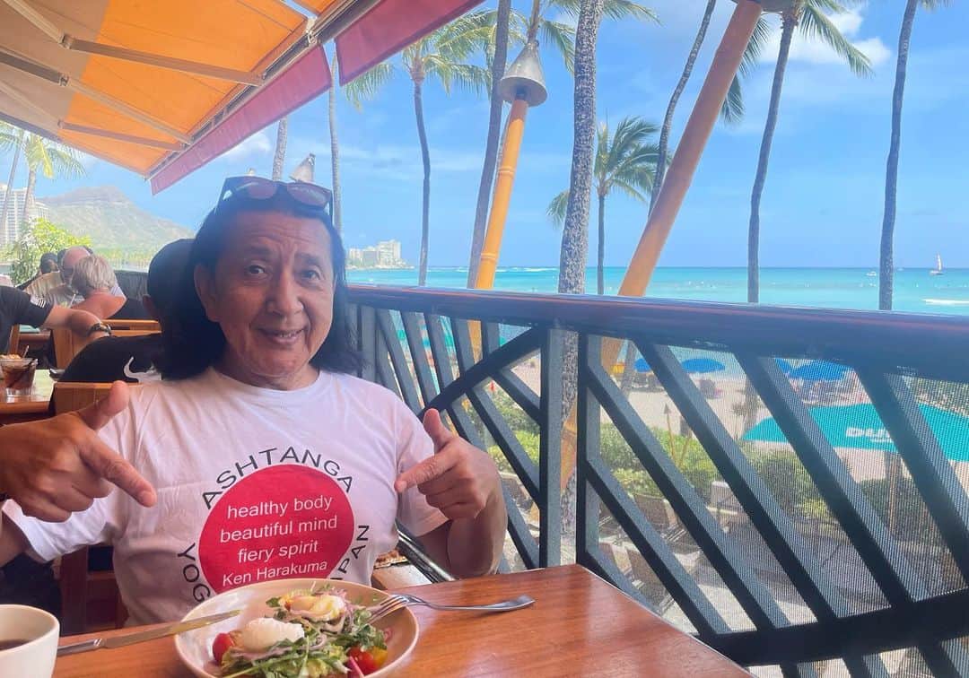 Ken Harakumaのインスタグラム：「Aloha🤙❣️ Nice Lunch @hulagrillwaikiki  @international_yoga_center  #ワイキキ  #ハワイ  #ランチ  #ロコモコ  #アボカド  #ケンハラクマ」
