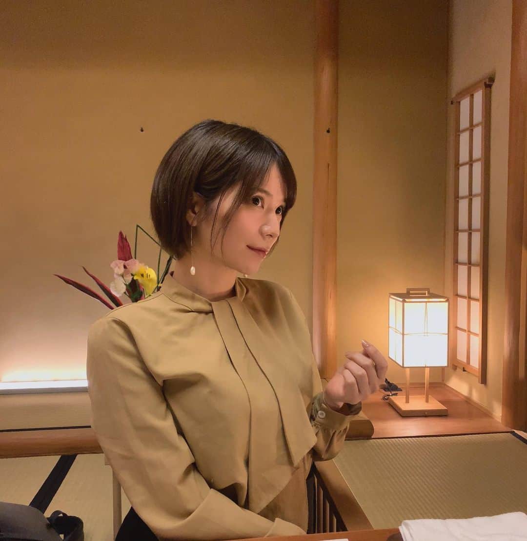 のインスタグラム：「何気なく撮った写真見て思ったのが 「顎下のお肉減った…」という 今日この頃です笑🤣   先日二回目の 〇顎下お肉撃退ハイフ(HIFUリニアモード) をしてきました！ 3回すると大体の方はすっきりするそうなので 詰めて2回目を受けました。 やはり直後も変化感じますが 個人的には1週間後くらいからが すごく変化分かるかもしれない。   私自身の顎下お肉に関しては HIFUリニアモードが最適解やん！ (回数、価格、施術時間、ダウンタイム面) と思っておりますが   「脂肪吸引との差別化はなんですか？」 とご質問したところ “顎下のお肉の量”が 一つのポイントだそうで 　 多い人→脂肪吸引 ほどほどな人→HIFUリニア って感じと理解したので シェアしておきます。   あと、そのときにご相談して 〇頬引き上げハイフ(HIFUドットモード) も追加。 こちらは半年から1年のメンテナンスでいいかと。   何事やりすぎは良くない、からこそ 自分に合ったもの、必要なものを 適切に選べることが求められるなと 常々思います！   その点、南先生は本当に 親身に相談乗ってくださるので 超推せます。 友人、知人にも美容クリニック聞かれたら 胸張って紹介している（笑）   医療の力も借りつつ その他生活習慣にも気を付けて ヘルシーに美しくなりたい！   ともに頑張りましょう～！！   #美容医療 #美容クリニック #心斎橋美容  #hifu #たるみ改善 #顎下 #アンチエイジング #myplacebeautyclinic」