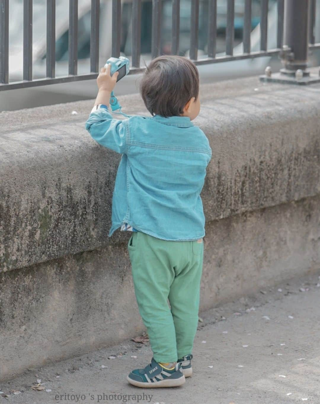 東京カメラガールズさんのインスタグラム写真 - (東京カメラガールズInstagram)「3/31(金) サポーターズメンバー @yuko__chococo さん企画のイベント『親子で楽しむ✨桜とスカイツリー』が開催されました。 浅草駅に集合して、スカイツリーの見える公園で親子同士で撮りあいっこをしたり、フォトウォークを楽しんだ様子。 子どもたちもカメラを持って、気になる景色をパシャリ📷💕お天気にも恵まれて最高なカメラ日和ですね☀  「春休みの最高な思い出になりました💕」 「親子でカメラを楽しめる貴重な機会で、とても楽しかったです！また親子で参加したいです！」 と嬉しい声が沢山届いています。親子イベント、大好評です✨  全国各地で沢山のイベントを企画中！ ぜひプロフィール欄のcamell（カメル）公式WEBサイトからぜひチェックしてみてくださいね😊  初めての方も大歓迎✨ ご参加お待ちしております📷💕  _______________ ■camellとは？ 12,000人が参加するカメラ女子コミュニティカメラガールズが、 camell（カメル）になりました。 ＼メンバー大募集中／ @cameragirls_jp _______________ ■camelltownとは？ camellとしての活動をさらに楽しむための写真コミュニティ。 毎月10以上のイベントや、講座、コラボ企画などを実施中！ ＼第二期メンバー募集中／ @camelltown _______________ ■camellhouseとは？ @camellhouse camellが運営する写真のアトリエのようなおうち。camelltownメンバーになると、使い放題になります。1Fは店舗準備中！ 公式キャラクターまめるが住んでいます。 東京江東区亀戸5-24-24 JR総武線 亀戸駅から徒歩6分 . . /////////////////////////////////////////// ▼ご興味があれば camell(カメル)WEBサイトから無料登録をお願いします😊  #camell #カメル #camelltown #camellhouse #まめる #🐻 #camell会報誌 #サポーターズレポート #東京 #スカイツリー #親子イベント #桜」5月25日 11時33分 - tokyocameragirls