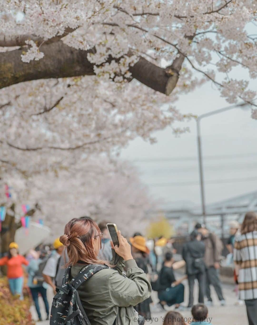 東京カメラガールズさんのインスタグラム写真 - (東京カメラガールズInstagram)「3/31(金) サポーターズメンバー @yuko__chococo さん企画のイベント『親子で楽しむ✨桜とスカイツリー』が開催されました。 浅草駅に集合して、スカイツリーの見える公園で親子同士で撮りあいっこをしたり、フォトウォークを楽しんだ様子。 子どもたちもカメラを持って、気になる景色をパシャリ📷💕お天気にも恵まれて最高なカメラ日和ですね☀  「春休みの最高な思い出になりました💕」 「親子でカメラを楽しめる貴重な機会で、とても楽しかったです！また親子で参加したいです！」 と嬉しい声が沢山届いています。親子イベント、大好評です✨  全国各地で沢山のイベントを企画中！ ぜひプロフィール欄のcamell（カメル）公式WEBサイトからぜひチェックしてみてくださいね😊  初めての方も大歓迎✨ ご参加お待ちしております📷💕  _______________ ■camellとは？ 12,000人が参加するカメラ女子コミュニティカメラガールズが、 camell（カメル）になりました。 ＼メンバー大募集中／ @cameragirls_jp _______________ ■camelltownとは？ camellとしての活動をさらに楽しむための写真コミュニティ。 毎月10以上のイベントや、講座、コラボ企画などを実施中！ ＼第二期メンバー募集中／ @camelltown _______________ ■camellhouseとは？ @camellhouse camellが運営する写真のアトリエのようなおうち。camelltownメンバーになると、使い放題になります。1Fは店舗準備中！ 公式キャラクターまめるが住んでいます。 東京江東区亀戸5-24-24 JR総武線 亀戸駅から徒歩6分 . . /////////////////////////////////////////// ▼ご興味があれば camell(カメル)WEBサイトから無料登録をお願いします😊  #camell #カメル #camelltown #camellhouse #まめる #🐻 #camell会報誌 #サポーターズレポート #東京 #スカイツリー #親子イベント #桜」5月25日 11時33分 - tokyocameragirls