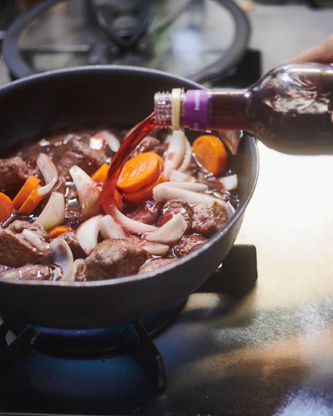 タサン志麻さんのインスタグラム写真 - (タサン志麻Instagram)「普段はあまり手の込んだ料理をつくらないと話す志麻さんですが、「時間に余裕がある日のとっておき」としてつくるのが「ブフ・ブルギニョン」だそうです。 ブフとはフランス語で牛肉、そしてブルギニョンはブルゴーニュ地方という意味で、赤ワインで牛肉を煮込んだブルゴーニュ地方を代表する料理として知られています。  つけ合わせにはフェトチーネを用意し、ソースに絡めながら食べることが多いのだとか。牛肉と赤ワインのうま味がつまったソースは、まさにごちそう！  赤ワインはフルボディのものを使うと、味に深みが出るのでおすすめです。ちなみに、フルボディとは、重厚感、濃厚感、コクなどが強く、飲みごたえがしっかりしているタイプの赤ワインのことを指します。  レシピは「à table SHIMA」04号の43ページに掲載しています。5月ももう下旬、沖縄は梅雨入りしたと聞きました。だんだん雨の日も多くなりますよね。おうちにおこもりする日や時間がある日には、ぜひ挑戦してみてください。  #ブフブルギニョン   #志麻さんレシピ #タサン志麻 #志麻さん #伝説の家政婦志麻さん  #春ごはん #àtableSHIMA #アターブルシマ #楽しく料理し楽しく食べる」5月26日 19時00分 - shima_magazine