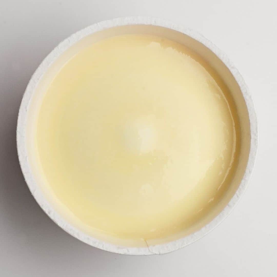 アイスマン福留さんのインスタグラム写真 - (アイスマン福留Instagram)「井村屋の新作アイス『ショートケーキアイス』のクオリティめちゃ高い！😋自社製造のケーキ生地に、いちごソース、ミルクアイス、北海道産生クリームを配合した濃厚とろとろのミルクソースを重ねた4層構造！とっても贅沢な味です。まさに冷たいショートケーキ‼🍰✨  #ショートケーキ #苺 #ショートケーキアイス #いちごソース #ミルクアイス #ミルクソース #井村屋 #アイス #アイスクリーム #おいしい #スイーツ #コンビニアイス #新作アイス #アイスマニア #アイスマン福留 #icecream #JapaneseIceCream #icecreamlover #icecreamtime #icecreamday #icecreamlove #icecreamporn #JapaneseIceCream #foodporn #foodie #instafood #foodstagram #yummy #yum #delicious #foodphotography」5月25日 11時39分 - iceman_ax