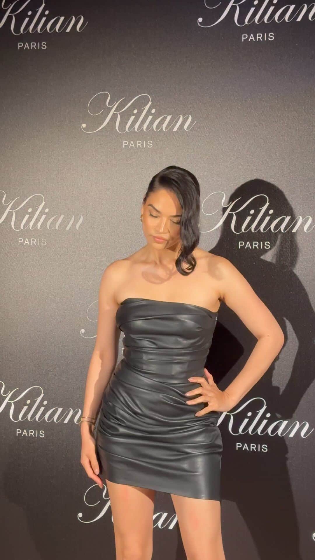 シャニーナ・シャイクのインスタグラム：「@kilianparis #KILIANPARIS #KILIANxCANNES 🖤🖤🖤」