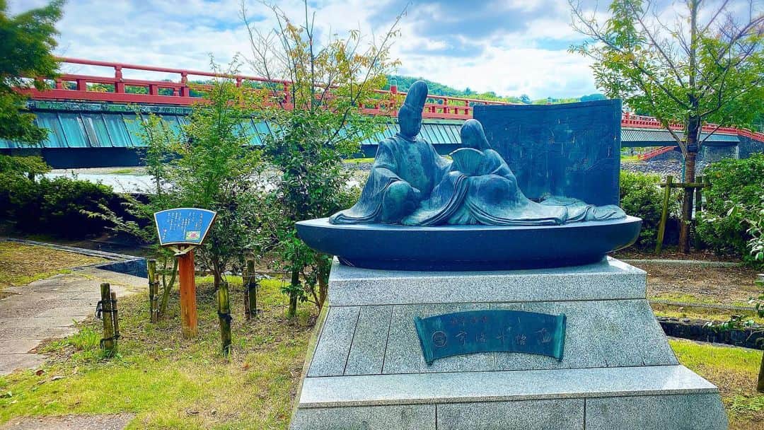 のインスタグラム：「.  宇治川沿いを歩いて 源氏物語ミュージアムへ  館内には模型、図書室、ミニシアターがあり、 なんだかタイムスリップした感覚になりました  帰りにポストカード買っちゃった！  #京の小話 #地元ぶらり」