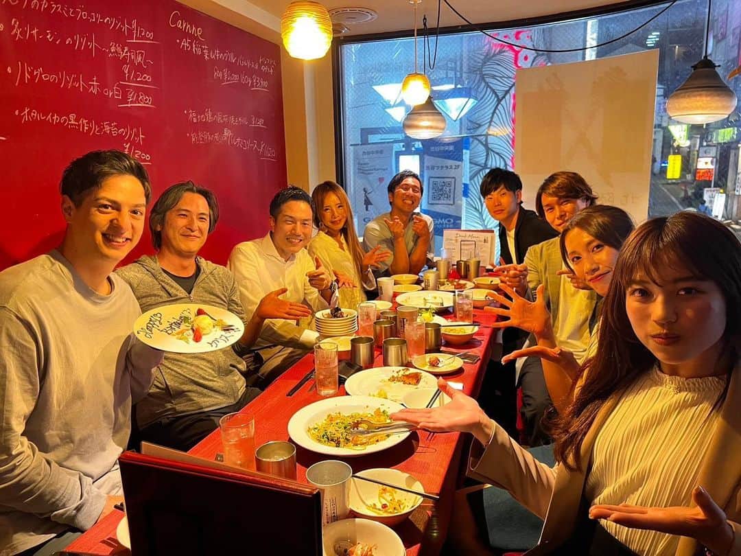 浅岡遥太さんのインスタグラム写真 - (浅岡遥太Instagram)「スポーツ×ビジネスの輪の会  多種多様な会社の代表、取締役の方々とビジネスの話、スポーツの話を沢山させてもらいました‼️  度々開催するので今回来れなかった人も是非‼️  目的は特になく、自分の知り合いが知り合いと繋がれば嬉しいって感じです⭕️  年齢層は割と若いので参加されたい方は是非コメント下さいね📝  クリス誕生日おめでとう😊 沼今回も店ありがとう😊  #スポーツ #バレー #バスケ #バドミントン #異業種 #ビジネス」5月25日 11時56分 - yota.volley