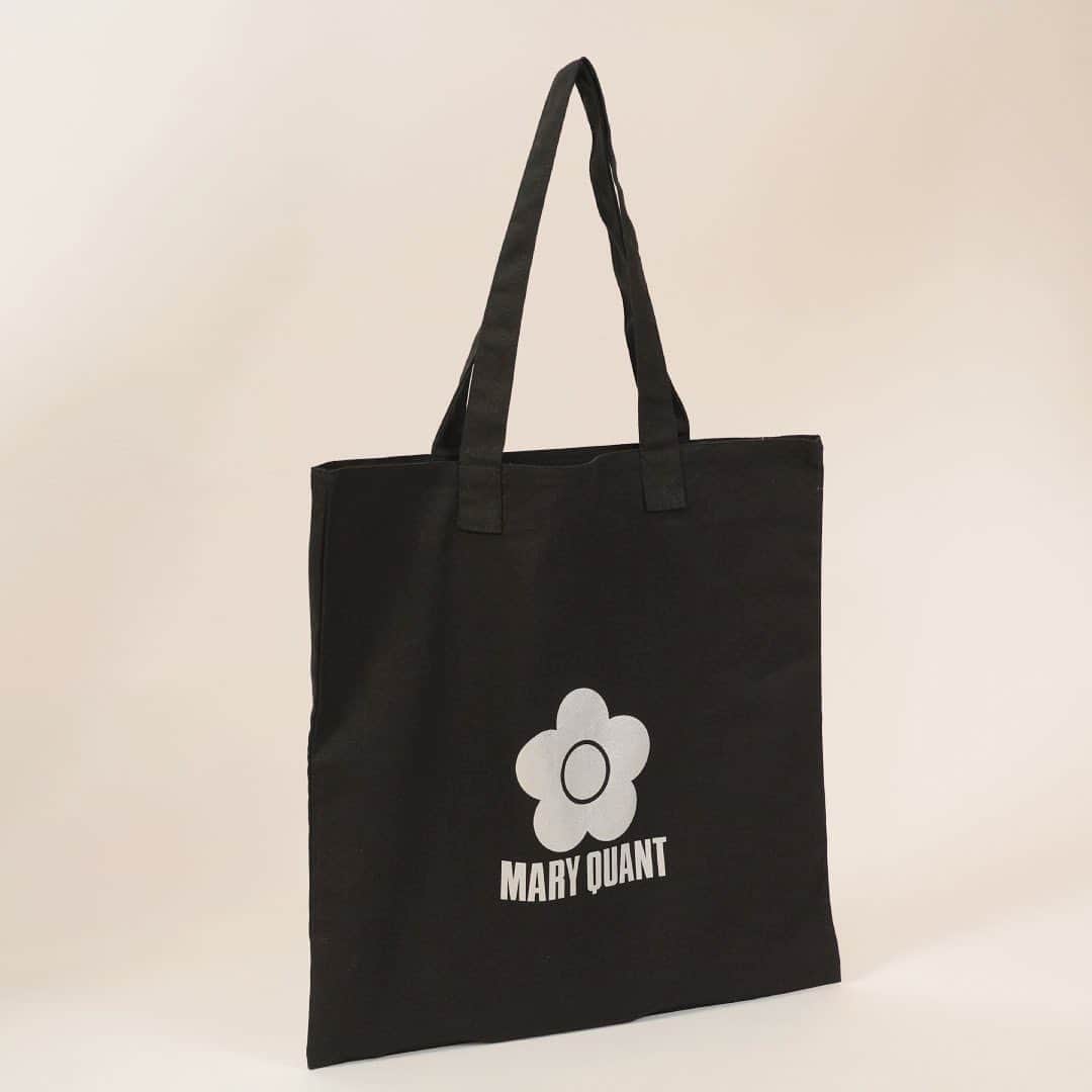 MARY QUANT officialのインスタグラム：「- オンラインショップ限定！ シンプルなデイジー＆ロゴがポイントの トートバッグが登場！！ - #BLACKキャンバスシンプルデイジートート LLサイズのうちわが入るサイズ感 デイリーはもちろん ライブなどの イベントの時も活躍します - オンラインショップでは5/31まで 送料無料キャンペーン開催中！ ※全てのお買い物が対象 - #MARYQUANT #2023SUMMER #NEWITEMS #FASHION - #マリークヮント #トート #トートバッグ」