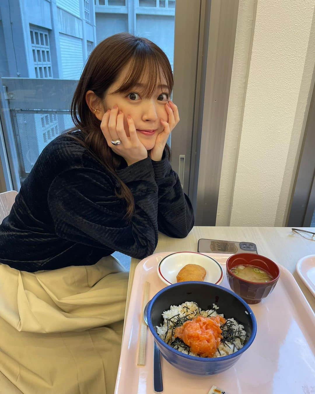 鈴木愛理さんのインスタグラム写真 - (鈴木愛理Instagram)「✴︎ 実は23日(火)に 慶應義塾大学の三田キャンパスにて行われている 「エンターテイメント・コミュニケーションズ論」という授業でゲスト講師をしてきました🎓 ⁡ 90分という1コマを講師として受け持つのは初めての経験で、なんとも言えない緊張と責任を感じましたが、母校で授業ができるのはとても貴重な経験でした。 ⁡ 学生さんの貴重な1コマ。 私にしかできないアウトプットを！という風に教授からお願いされて引き受けたので、私に全てがかかっている状態🤣 ⁡ 大切な時間をどういう方向で充実させようかなと考えた結果、この世界で20年生きてきた私の経験を元に、"鈴木愛理の7つの柱"と主軸を立てて話させていただくことに。 ⁡ 的確な目線の配り方は日常にも隠れている、チームに愛を溢れさせるには〇〇な人から攻略せよ、ニガテと向き合う方法、、、などなどだいぶ内側をさらけ出すような授業になりました。 ⁡ そしてこの授業、 大学の先輩でもあり、音楽シーンでもたくさん関わりのある、山崎あおいちゃんがTAさんをしていたので心強かったです☺️✨ ⁡ 私はSFC生だったので、三田キャンパスには3・4年生の頃いくつか授業とっていたくらいで、そこまでゆかりはなかったのですが、学生さんにおすすめしてもらった鮭丼を学食で食べてお腹も心もいっぱいになりました🌱 ⁡(SFCにもあった、私の大好きな"いももち"も限定復活してたから食べた🤤)  また大学の授業を受けたくなったな☺️✨ ⁡ dress @amerivintage jacket  @saaageboutique ear cuff @lohmejewelry #最近の衣装たち」5月25日 11時53分 - airisuzuki_official_uf