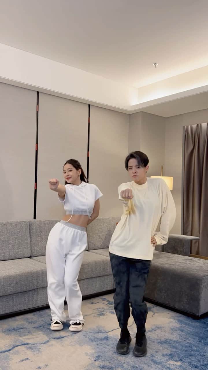 アンバー のインスタグラム：「Chipu gave me a dance lesson 🤣 @chipupu」