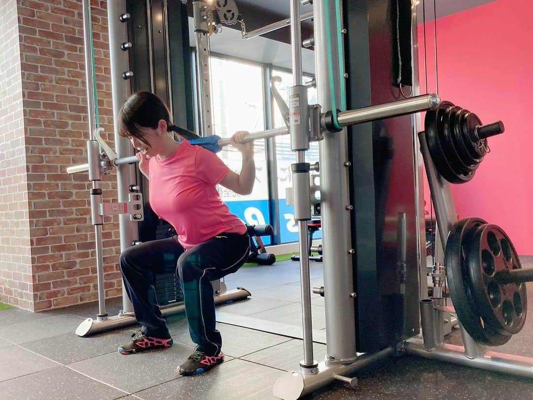 春奈芽衣のインスタグラム：「@fitnesspartner.jp 様でパーソナルトレーニングを受けてきました💪🏋🏻  ジム自体が人生初の体験！ ドキドキで向かいましたが、ジムは完全貸切でトレーナーさんと1体1だったのでとてもリラックスしてトレーニングができました💓  トレーナーさんの指導はやっぱりすごい✨自分流のフォームだと全く効いてる感じがしなかったのに、今まで筋肉痛にならなかった部分が筋肉痛です😂  ウェア、シューズ、ミネラルウォーター全て揃っているので仕事帰りにもすぐ寄れました🥳しかも駅近🚃  残りの回数も通うのが楽しみです💪💓  PR @fitnesspartner.jp #fitnesspartner  #筋力強化  #運動不足解消  #横浜ジム  #横浜ダイエット  #横浜鶴見  #鶴見ジム  #鶴見ダイエット #bodymake #body  #training #machinetraining #model #japanesemodel #sports」
