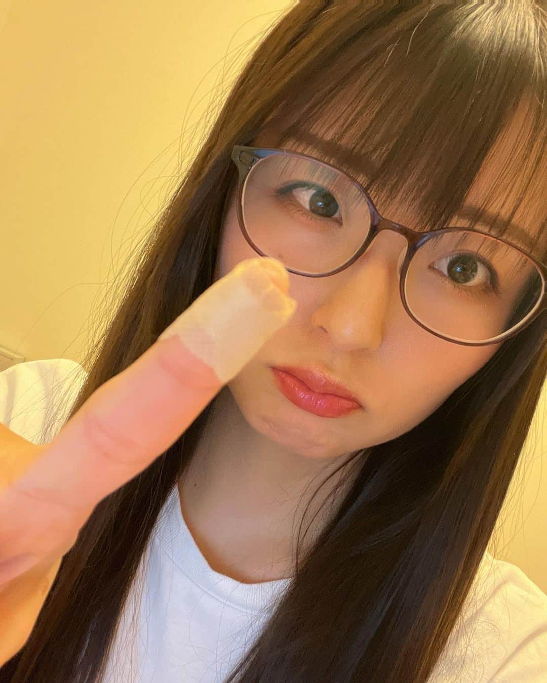 竹本茉莉のインスタグラム：「. インスタを更新したい欲はめっちゃあったんだけど写真がなくて更新できませんでした！稽古期間あるある🐰 自分で前髪切った！割と上手にできたんではないかと思うんですが、人差し指まで切りました✂️これもあるある 去年の実弾さんのときに楽屋で前髪切りたいなーって言ってたらきな子さんが髪用のはさみを持ってきてくださって！それがすごく良くてお手頃な価格でAmazonで買えたのでそれ以来真似っこしてます☺️ 眼鏡はファンの方にいただいやつで(レンズを後日自分でいれられるやつ)フレームがすっごく柔らかいので、つけたまま寝ちゃっても甥っ子に奪われても壊れなかったのですが、先日ついにフレームがぺきっとなりました！でもまだつけられる(ちょっと傾いちゃうけど🤓お気に入りです👌」