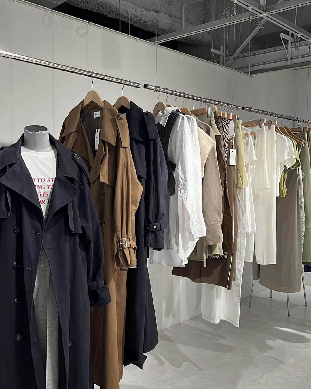 Rika Sasaki JPNのインスタグラム：「本日最終日🩶 AEDDY POPUP STORE👗 17時までやってますのでぜひ お立ち寄りください🫶🏽  札幌市中央区南1条西6丁目4-1 The JOHNSON STORE 2F ROOM CURATION 営業時間 11:00-17:00 F 37room d 北海道に関連するアイテムや、使うと気分の上がるアイテムをセレクトし、気持ちも身体も健やかに暮らそう！というキュレーター伊藤沙菜の気持ちが全面に押し出された大人気ポップアップに出展し ます。」