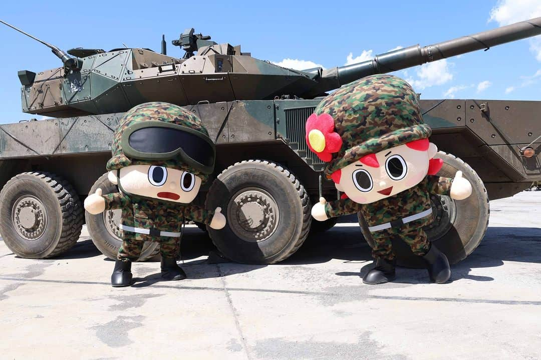 陸上自衛隊さんのインスタグラム写真 - (陸上自衛隊Instagram)「総合火力演習まであと２日！タクマくんとユウちゃんが演習に参加する装備品を紹介します。第１弾は１０式戦車（通称ヒトマル）と１６式機動戦闘車（通称ＭＣＶ）。見た目はよく似ているけど、足回りが大きく違うよ！ライブ配信ではそれぞれの砲の威力と機動性にご注目ください！  ライブ配信URL：https://www.youtube.com/live/GY2bqfCaSGk?feature=share #陸上自衛隊 #JGSDF #富士総合火力演習 #総火演 #タクマくん #ユウちゃん」5月25日 12時00分 - jgsdf_pr