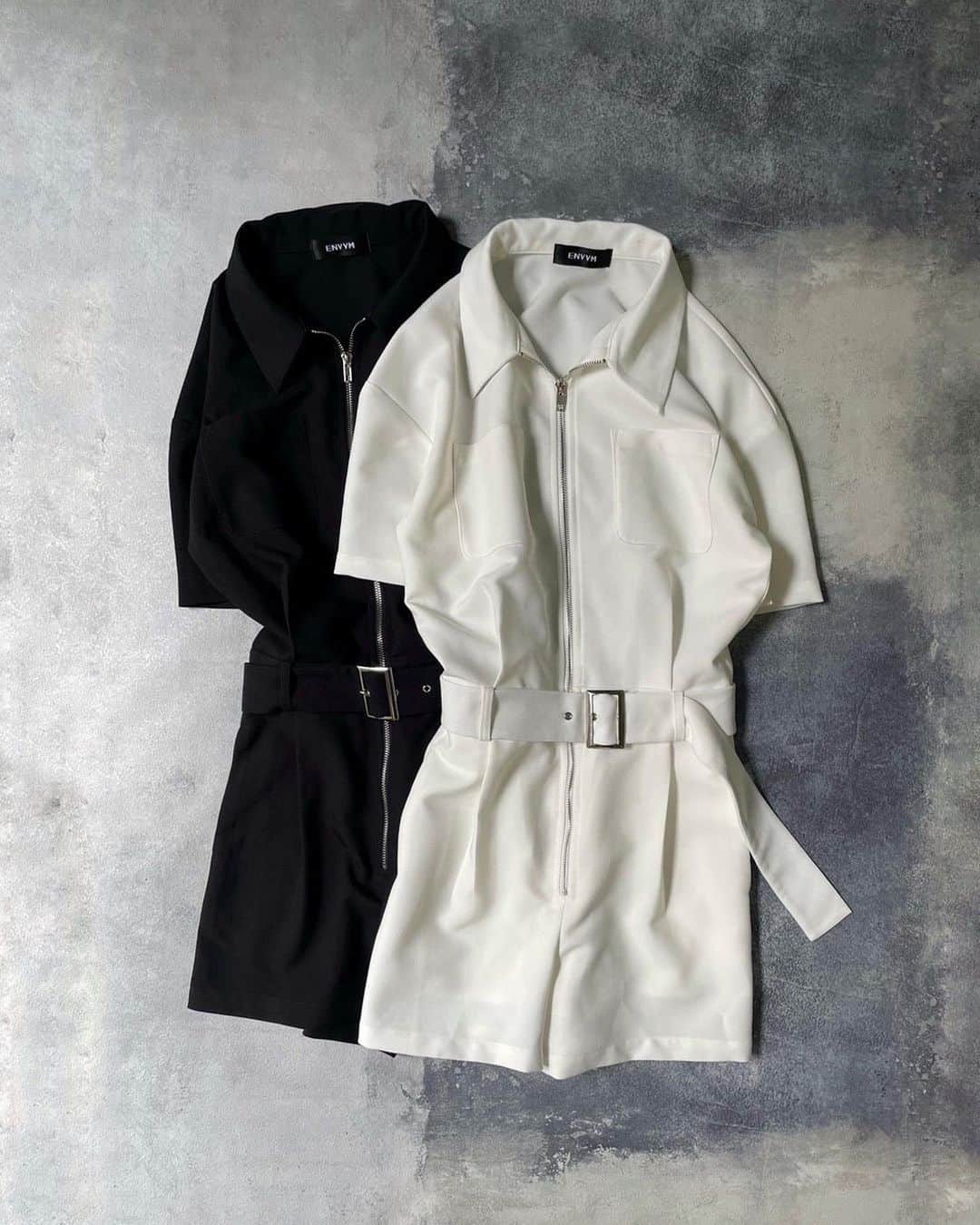 ENVYMのインスタグラム：「【𝙉𝙀𝙒 𝘼𝙍𝙍𝙄𝙑𝘼𝙇🔍】 ⁡ ⁡ ◾︎センタージップAIO color / BLACK,WHITE ⁡ ミリタリーなムードを漂わせるシャツ型のオールインワン。 フロントのジップとベルトがアクセントになり、 1枚でコーディネートが完成します。 上半身のサイジングにこだわり着太りしない様、 調整し着やすくしました。 ⁡ --------------------------------- ⁡ ⁡ #envym #2023ss #summer」
