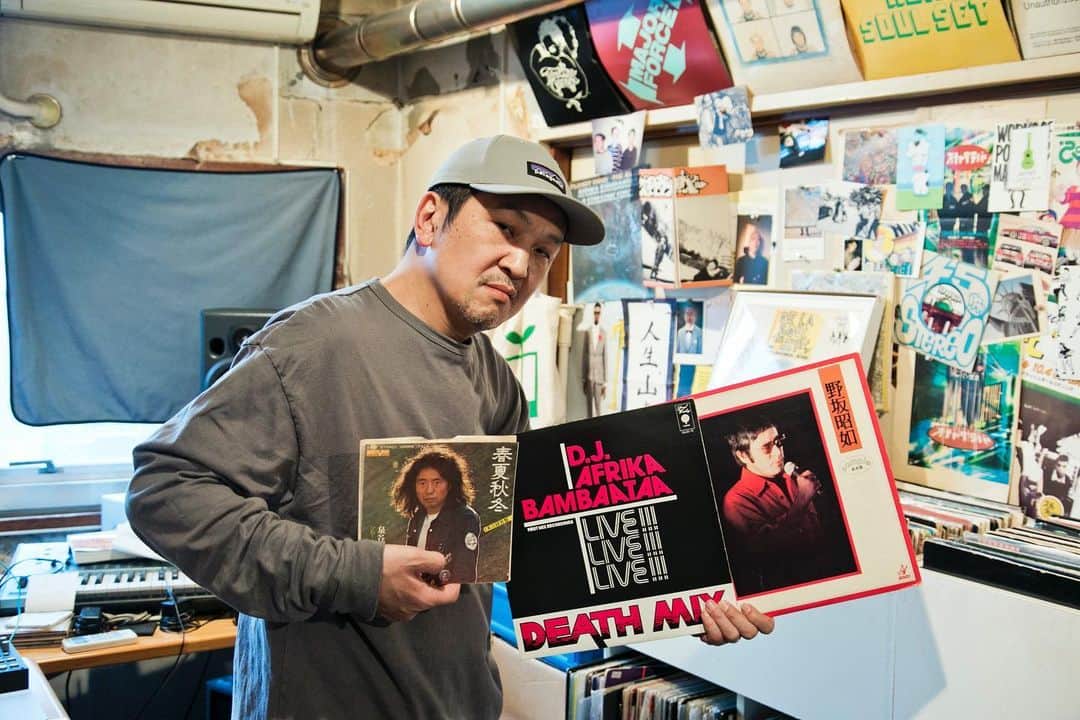のインスタグラム：「スチャラダパーのANIさんが「WHAT GOOD RECORDS!」で選んだテーマは「ライブ盤」。狙いは和ものとヒップホップだ。泉谷しげる、Afrika Bambaataa、野坂昭如、さらに『天城越え』前の石川さゆり、小柳ルミ子などなど。昭和のアイドルのライブ盤はたくさん出ていて割と安く手に入るのもいいところ。  #popeyemagazine #レコードと時計」