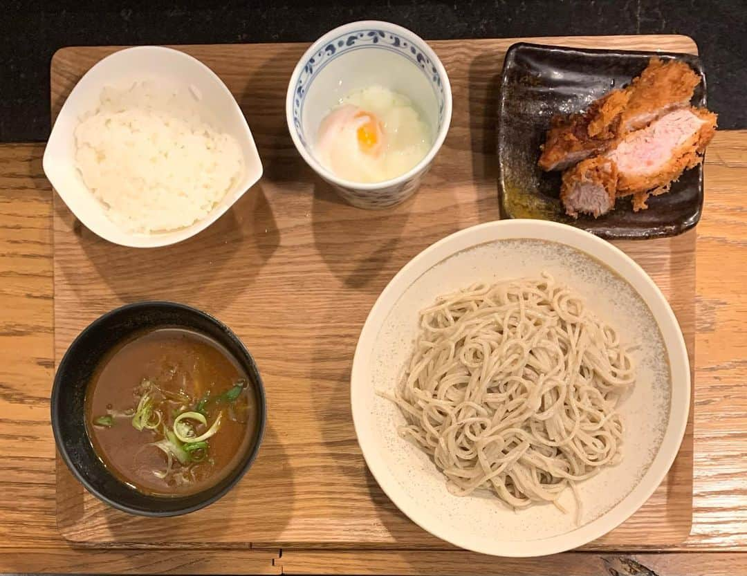 白鳥雪之丞さんのインスタグラム写真 - (白鳥雪之丞Instagram)「大阪7日目ランチ🤤🥢🍛🐖🥚  #出汁カレーつけ蕎麦 #ランチ限定メニュー #白ご飯 #ヘレカツ #付 #温泉卵 #トッピング #蕎斬 #北新地 #大阪」5月25日 12時13分 - yukinojoeshiratori