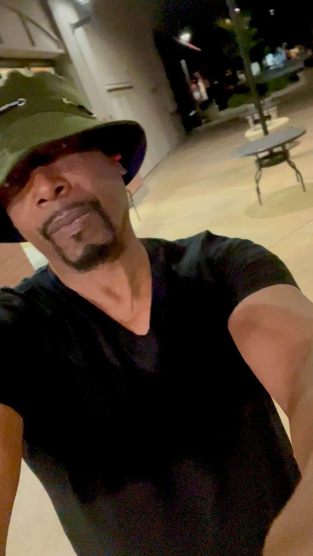 MCハマーのインスタグラム：「🤜🏾👑🤛🏾」