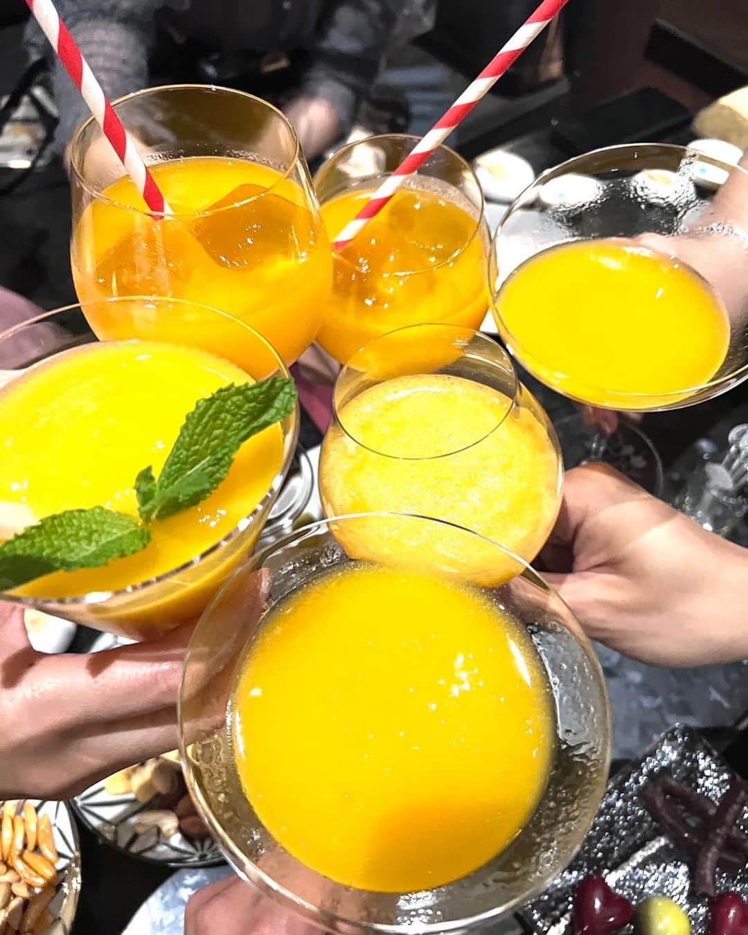 千秋さんのインスタグラム写真 - (千秋Instagram)「誰かにつられて全員マンゴー🥭 フローズンマンゴー、マンゴーとシャンパン、マンゴーのお酒•••と全部バラバラに作ってもらったのですが、わたしは左上のしましまストローのマンゴージュースです🍹 どうでもいい？ #ホテルオークラ #キャビアとマンゴー🫐🥭」5月25日 12時08分 - chiaki77777