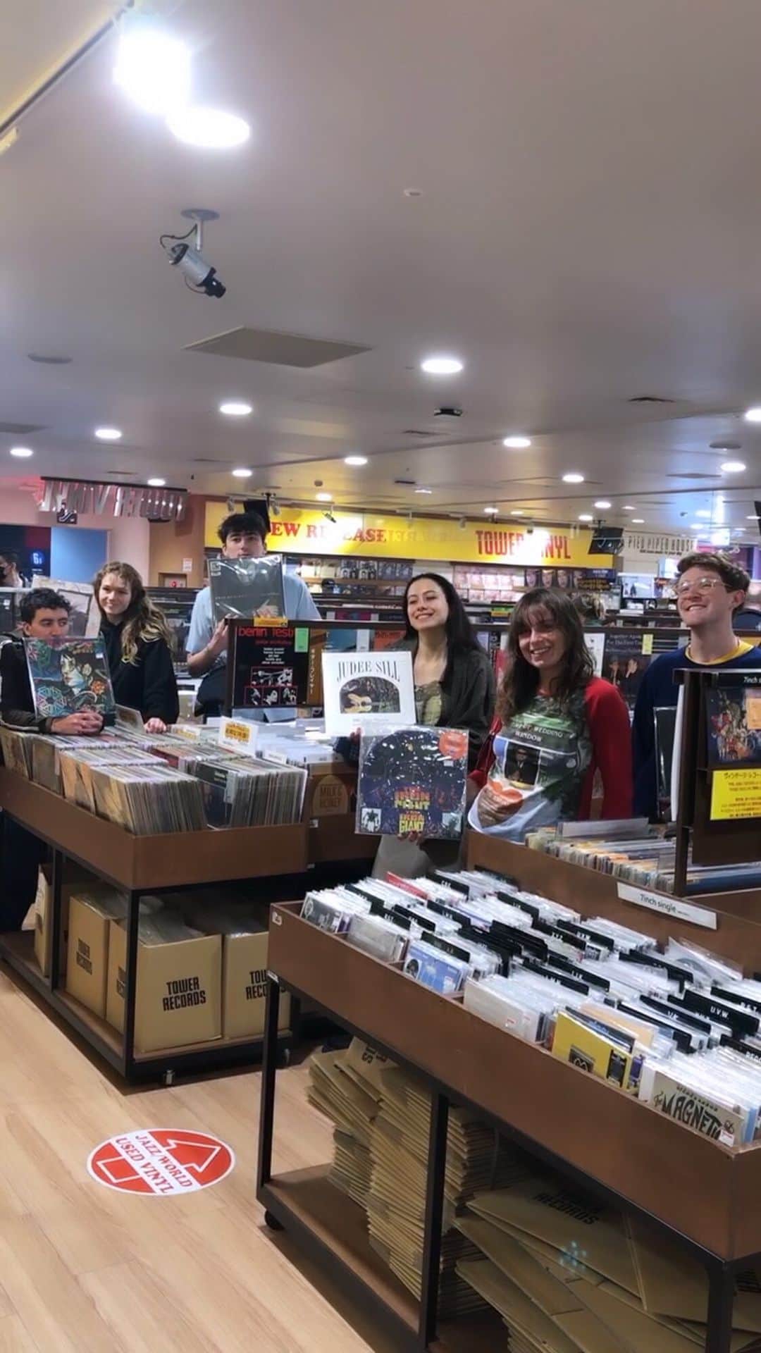 のインスタグラム：「最新号「レコードと時計。」には、音楽シーンを席巻するロンドンの仲良し6人組、Black Country, New Roadのみんなが登場！ ツアーの合間に、渋谷のアナログ専門店「TOWER VINYL SHIBUYA」にお買い物へ。一人もいいけど、みんなで行くレコ屋の良さってやっぱりあるよね。  #popeyemagazine #レコードと時計」