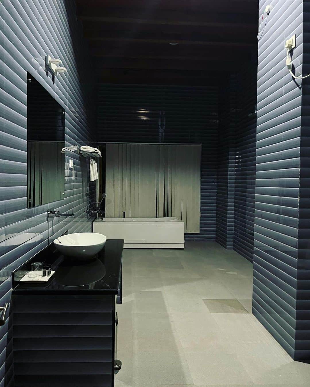 眞嶋優さんのインスタグラム写真 - (眞嶋優Instagram)「崖っぷち！ボールもコロコロコロ⁈（動画みてね🙈） 今世界から注目されている古道、トランス・ブータン・トレイル"TBT"標高差3000m以上！東西400km！ 詳しくは、27日の放送を見ていただきたいのですが、この崖っぷち感伝わりますか？！ このような道を含め、10時間以上車に乗り、突き進みました！その中で、色んな動物や自然の景色に出会えました☺️恐怖と癒しという相反するものを道中に味わえる体験でした！ミステリーハンター眞嶋目線の動画です！楽しかったな〜  4,5枚目は泊まった内の１つのホテルなんですが、伝統的な造り！お風呂場、広っ！という印象的なホテルでした！広すぎますよね😂  ブータン料理も美味しかったです☺️ブータンをきっかけに辛い料理にハマりました！おすすめの辛いご飯屋さん、知ってる方は教えてね！  OMG! The ball rolled down the hill 😭 It took more than 10 hours to just get to East Bhutan.  5/27(土)よる9時〜「世界ふしぎ発見!」 #ふしぎ発見 #世界ふしぎ発見 #TBS #ブータン #ブータン王国 #トランスブータントレイル #アジア #ヒマラヤ #モンベル #サッカー #秘境 #仏教 #旅 #旅行 #観光  #海外旅行  #bhutan #tbt #japan #travel #trip #montbell #japanesegirl #transbhutantrail」5月25日 12時11分 - yu_mashima