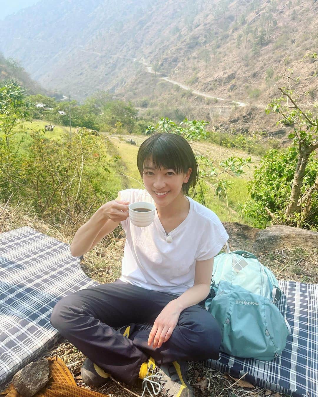 眞嶋優さんのインスタグラム写真 - (眞嶋優Instagram)「崖っぷち！ボールもコロコロコロ⁈（動画みてね🙈） 今世界から注目されている古道、トランス・ブータン・トレイル"TBT"標高差3000m以上！東西400km！ 詳しくは、27日の放送を見ていただきたいのですが、この崖っぷち感伝わりますか？！ このような道を含め、10時間以上車に乗り、突き進みました！その中で、色んな動物や自然の景色に出会えました☺️恐怖と癒しという相反するものを道中に味わえる体験でした！ミステリーハンター眞嶋目線の動画です！楽しかったな〜  4,5枚目は泊まった内の１つのホテルなんですが、伝統的な造り！お風呂場、広っ！という印象的なホテルでした！広すぎますよね😂  ブータン料理も美味しかったです☺️ブータンをきっかけに辛い料理にハマりました！おすすめの辛いご飯屋さん、知ってる方は教えてね！  OMG! The ball rolled down the hill 😭 It took more than 10 hours to just get to East Bhutan.  5/27(土)よる9時〜「世界ふしぎ発見!」 #ふしぎ発見 #世界ふしぎ発見 #TBS #ブータン #ブータン王国 #トランスブータントレイル #アジア #ヒマラヤ #モンベル #サッカー #秘境 #仏教 #旅 #旅行 #観光  #海外旅行  #bhutan #tbt #japan #travel #trip #montbell #japanesegirl #transbhutantrail」5月25日 12時11分 - yu_mashima