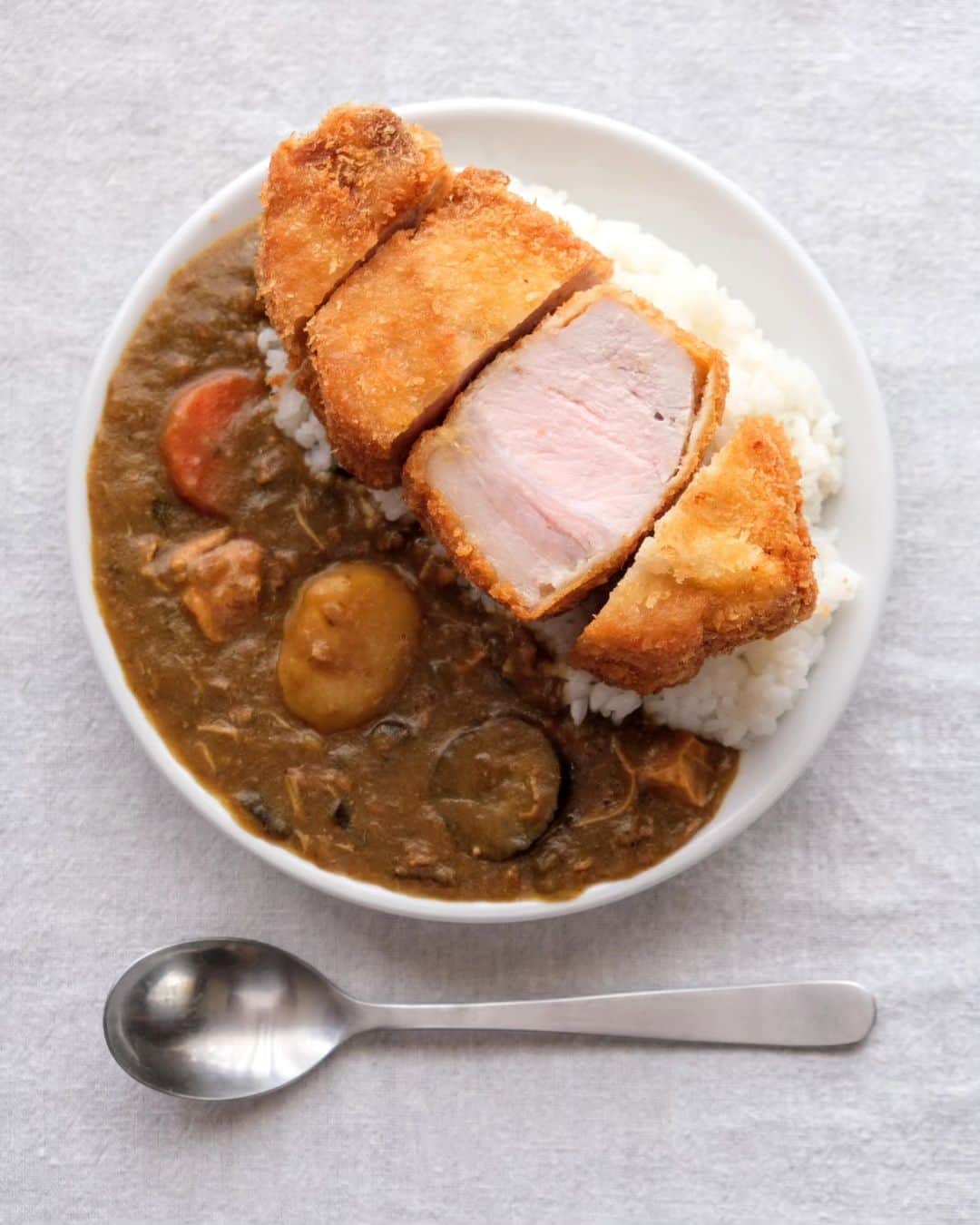 わたをのインスタグラム：「勝つカレー🍛  いいねしたら勝つよ  3〜4枚目は おすしちゃんの相撲  #おうちごはん #昼ごはん  #お昼ごはん #昼食 #カレー  #カツカレー #カレーライス  #柴犬 #徳島 #犬のいる暮らし #Yummy #Delicious #Japan  #japanesefood #lunch」