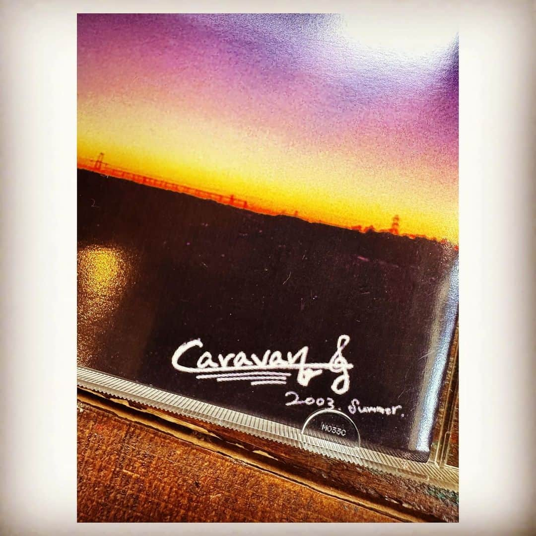 Caravanさんのインスタグラム写真 - (CaravanInstagram)「2023.05.25.  何処かにしまいこんで行方不明になっていた  デビュー前の自主制作盤、  「HOMEWORK」のマスターが出て来た。  裏ジャケには2003.summerとある。  実に20年前。  当時、ローランドのMTRと  新大久保で買ったダンエレクトロのギターで  バイトに明け暮れながら作った思い出の作品。  コンビニのカラーコピーを駆使して  コラージュして仕上げた手作りジャケ。  写真は使い捨てカメラで撮った夜明けの空。  後の1stアルバム「RAW LIFE MUSIC」は  このイメージを踏襲して産まれたんだ。  再生するのが怖いくらいの  初期衝動の賜物、タイムカプセル。  あの頃は、根拠のない希望と  消えたくなるような不安しかなかった。  あれから歳を取って色んなことがあったけど  大丈夫、今も変わらぬ情熱でやってるよ。」5月25日 12時21分 - caravan_harvest