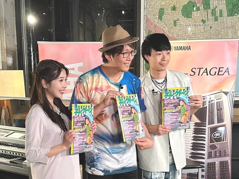 小椋寛子のインスタグラム：「5/23 月エレマンスリーライブ、ご視聴いただいた皆さんありがとうございました😊 AYAKIさんと川上天馬さんの演奏すごくカッコよくて最高でした🥹✨✨  スナックひろこでは、あの鷹野雅史さんからお花が🥹💐 ありがとうございます🙇‍♀️💕  今月も素敵な曲がたくさんです♫ 皆さんも月エレ買って弾いてみてください🎹  #エレクトーン #electone #月エレマンスリーライブ #月エレ #月刊エレクトーン #AYAKI さん #川上天馬 さん #スナックひろこ」