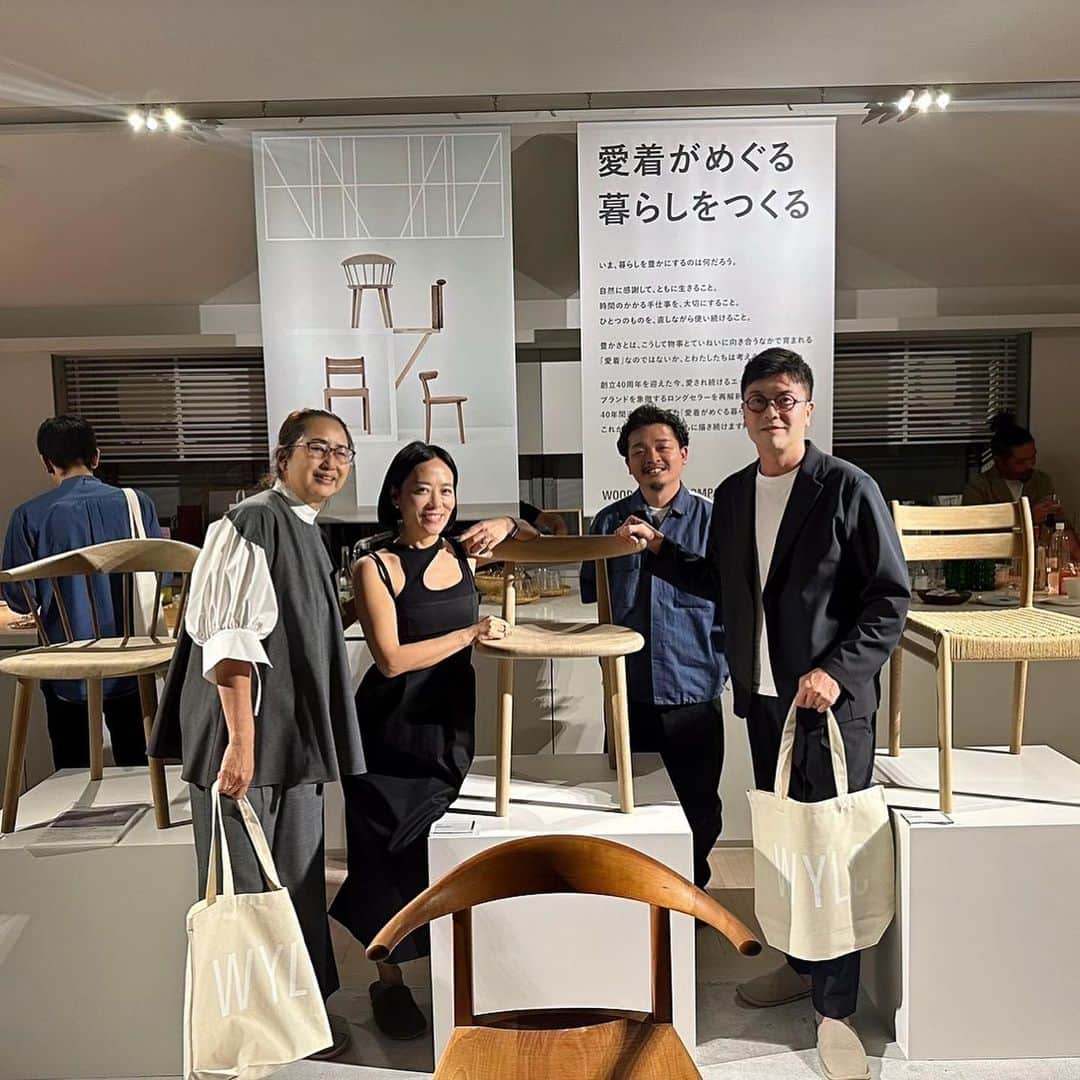 軍地彩弓のインスタグラム：「昨日伺ったWYLC （WOOD YOU LIKE COMPANY ）さんのイベントへ。石川俊祐くんの会社　KESIKIが事業承継して、リブランディングをスタート。一人の職人が無垢の木で作り出す椅子の美しさよ。木ネジなどで釘を極力使わずに作り出す日本工芸の美。#WYLC   日本を代表するデザイン界や観光業の皆様との対話が深かった。 日本のファッション界が抱える問題とリンクする。事業承継問題、職人の未来、デザインの力、環境保全。 WYLC の椅子はカスタマイズ、リメイク、メンテナンスなどかできる。  新しいラグジュアリーの解釈は、ひとつのプロダクトに責任を持つことなのかもしれない。 ファッションも、大きなパラダイムシフトを起こしている、 ダイヤモンドや毛皮の豪華さよりも、手仕事の美しさとか、作り手と使い手の「愛着」へ。  prtimes.jp/main/html/rd/p…  良い会でした。  対話の後のパーティでは、調布の薪火料理のMARUTA。外山さんが作るごはんが美味し過ぎた。 軽井沢の「峠」が作る木のシロップも美味しかったあ。 クロモジシロップ、美味。 それも、これも、全てが「木🌲」と「森🌳」への愛情。  @shun__ishikawa 素敵な夜をありがとう😊  #wylc」