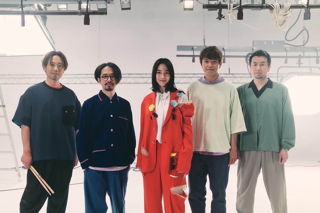 のん（能年玲奈）のインスタグラム：「みんな！今日20:00にASIAN KUNG-FU GENERATIONさんとコラボした楽曲・Beautiful StarsのMV公開するよ！ やばいな。 アジカンファンの皆様にも、この楽しいMVを見てほしい…。見てくれるかな…？  https://youtu.be/vt-Vz6jOP-U  わたしもプレミア公開みんなと観るんだ〜！楽しみだ〜！ のん  #のんPURSUE #アジカン」