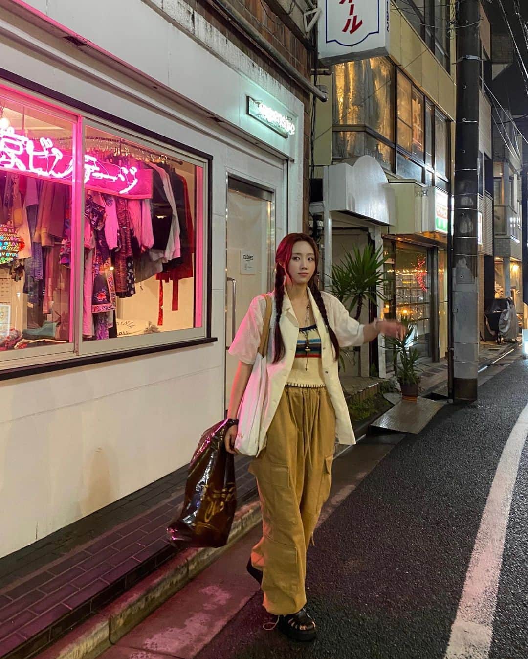 ジユルのインスタグラム：「쇼핑하고 꼬치먹고 취하고」