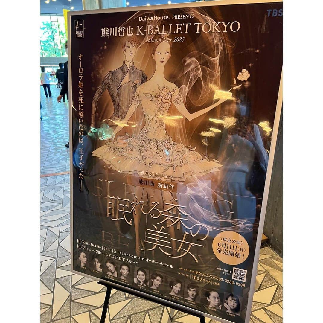 伊藤友季子さんのインスタグラム写真 - (伊藤友季子Instagram)「🦋🌸🪭 ⁡ K Ballet Company 『蝶々夫人』 2023.5.24 ⁡ 初演時から気になっていた演目を 気になるキャストでたまたまチケットが取れて ラッキー♩と購入したあとに 仕事と被ってることに気づき🤦🏻‍♀️ 前半のみの鑑賞になりましたが… それでも行けて良かったと思えた舞台🥹 ⁡ 久しぶりのKバレエは新しいメンバーも たくさん入っていて新鮮な空気が流れつつ 馴染みのあるダンサーもたくさん出演していて それぞれの活躍が嬉しかったです💛 ⁡ はじめからKらしい 男性ダンサーによる海軍とピンカートンの 見せ場がかっこよくて🚢 ケイトと友人たちのスカッとするほど 明るく快活な踊りが楽しくて👱🏻‍♀️👗 華やかな幕開けでした🇺🇸 ⁡ つづく長崎を舞台とした遊郭のシーンでは ガラッと雰囲気が変わって 日本舞踊の所作を取り入れた 花魁と振袖新造による控えめな動きと表現に ぐいぐい惹き込まれました👘 和のお衣装が鮮やかで繊細で美しく お着物が本当に蝶々や花びらみたいに ひらひら舞っているようで綺麗だったなぁ🌸 ⁡ いつも熊川さんのオリジナリティ溢れる 演出振付や音楽の使い方に感心させられます。 バレエを知らない人でも入りやすく 今回は特に和と洋の融合が 見事にバレエ化されていることに驚きました。 ⁡ 何よりキャストがハマり役ばかりで✨ カンパニーメンバーの持ち味がフルに生かされた 見応えある顔ぶれでした。 ジュリアン・マッケイの溌剌とした爽やかさ⚓️ 真っ白な海軍の制服が似合うこと！ 飯島望未さんの健気で可憐な姿、 壊れてしまいそうなほどの儚さ🪽 キャシディさんの存在感 浅川さんのゾクゾクするほどの妖艶さ 杉野さんのうちに秘めた力強い演技 荒井さん、日髙さん、石橋さん、 みんなが役を生きていて バレエであることを忘れそうでした。 ⁡ 経験を積まれているからこそ出せる空気感や貫禄、 若さゆえに出るフレッシュさや未完成な危うさが それぞれの役にリアリティをもたらしていて 改めてバレエは生もので、 その時その人でしか見られない演技があるから 面白いし素晴らしいんだなと感じました。 そして私はやっぱり ストーリーバレエが好きだということを再確認🥸📖 ⁡ 結末まで見られなかったのは残念でしたが また機会があったらちゃんと観たいです！ 行かれた方はぜひ感想を教えてください🫶💕 ⁡ ⁡ ❶もう少しパネルを寄せて撮りたいと 思ったのは私だけ？笑 ❻次の新作『眠り』も気になる ❼のぞみさんといえば♡と思って 年に2回くらいしか登場しないシャネル靴で🥿 （靴ずれしてお洒落は我慢だと痛感する） ❽上野の浅野屋さん限定のクリームパンダ🐼 ⁡ ⁡ ⁡ #蝶々夫人 #Kバレエ #バレエ #バレエ公演 #バレエ鑑賞」5月25日 12時32分 - yukiko_xx