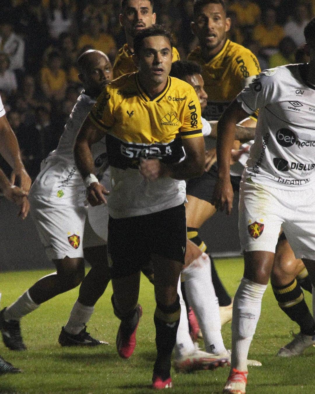 エデル・チタディン・マルティンスのインスタグラム：「Mais 3 pontos fundamentais, contra um grande adversário!Parabéns a todo o grupo por mais essa vitória. Vamos, Tigre! 🐯  📸 Celso da Luz / @criciumaoficial」