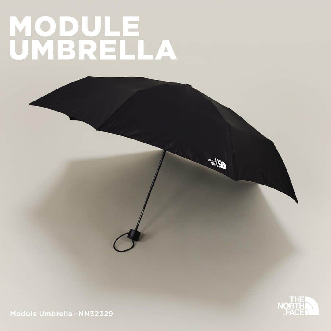 アトモスさんのインスタグラム写真 - (アトモスInstagram)「. THE NORTH FACE MODULE UMBRELLA  セルフで修理可能な、新しい構造の折りたたみ傘です。本体は、アルミとFRP素材（繊維強化プラスチック）を採用し、強度と軽さを両立。生地には、耐久性のあるジオリップリサイクルナイロンを使用しています。傘の使用サイズは直径100cmで、背負ったバックパックまでしっかりカバーできます。シャフト、骨、生地に分解が可能な構造で、修理パーツ（別売り）をセルフでそれぞれ交換可能。ひとつのパーツが破損しても傘本体を廃棄することなく、セルフ修理することで長く使い続けられます。シャフトのハンドルの底部は開閉できるポケット構造で、傘袋を収納可能。UVケア（UPF15-30、紫外線カット率85％以上）機能を有しているため、晴天時の日除け傘としても使用可能。常に携帯できる軽量コンパクト性はもちろんのこと、破損した場合でもセルフ修理して使い続けられる持続性は、折り畳み傘のニュースタンダードです。本商品は、5月29日(月)よりatmos 各店（一部店舗除く）、atmos オンラインにて発売致します。  A self-repairable folding umbrella with a new structure. The main body uses aluminum and FRP material (fiber reinforced plastic) to achieve both strength and lightness. The fabric is made from durable geo-rip recycled nylon. The size of the umbrella used is 100 cm in diameter, and it can cover even the backpack you carry on your back. With a structure that can be disassembled into the shaft, bones, and fabric, repair parts (sold separately) can be replaced by yourself. Even if one part is damaged, you can continue to use it for a long time by self-repairing without discarding the main body of the umbrella. The bottom of the shaft handle has a pocket structure that can be opened and closed, and can store an umbrella bag. It has a UV care function (UPF 15-30, UV cut rate of 85% or more), so it can be used as a sunshade umbrella in fine weather. It is a new standard for folding umbrellas, not only is it lightweight and compact so you can always carry it around, but it is also durable enough to be self-repaired and used even if it is damaged. This product will be on sale at atmos stores (excluding some stores) and atmos online from Monday, May 29th.  #atmos #thenorthface」5月28日 11時00分 - atmos_japan