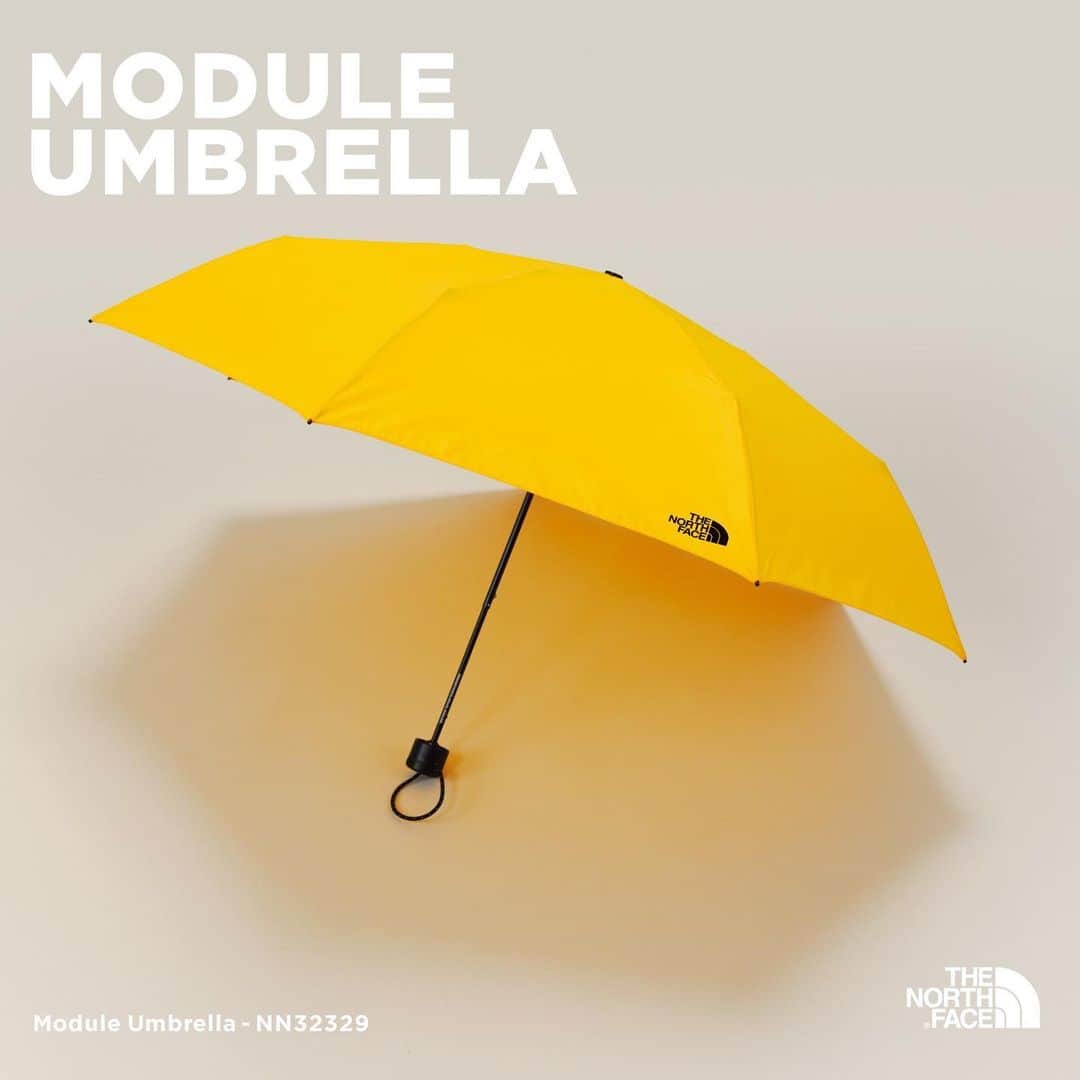 アトモスさんのインスタグラム写真 - (アトモスInstagram)「. THE NORTH FACE MODULE UMBRELLA  セルフで修理可能な、新しい構造の折りたたみ傘です。本体は、アルミとFRP素材（繊維強化プラスチック）を採用し、強度と軽さを両立。生地には、耐久性のあるジオリップリサイクルナイロンを使用しています。傘の使用サイズは直径100cmで、背負ったバックパックまでしっかりカバーできます。シャフト、骨、生地に分解が可能な構造で、修理パーツ（別売り）をセルフでそれぞれ交換可能。ひとつのパーツが破損しても傘本体を廃棄することなく、セルフ修理することで長く使い続けられます。シャフトのハンドルの底部は開閉できるポケット構造で、傘袋を収納可能。UVケア（UPF15-30、紫外線カット率85％以上）機能を有しているため、晴天時の日除け傘としても使用可能。常に携帯できる軽量コンパクト性はもちろんのこと、破損した場合でもセルフ修理して使い続けられる持続性は、折り畳み傘のニュースタンダードです。本商品は、5月29日(月)よりatmos 各店（一部店舗除く）、atmos オンラインにて発売致します。  A self-repairable folding umbrella with a new structure. The main body uses aluminum and FRP material (fiber reinforced plastic) to achieve both strength and lightness. The fabric is made from durable geo-rip recycled nylon. The size of the umbrella used is 100 cm in diameter, and it can cover even the backpack you carry on your back. With a structure that can be disassembled into the shaft, bones, and fabric, repair parts (sold separately) can be replaced by yourself. Even if one part is damaged, you can continue to use it for a long time by self-repairing without discarding the main body of the umbrella. The bottom of the shaft handle has a pocket structure that can be opened and closed, and can store an umbrella bag. It has a UV care function (UPF 15-30, UV cut rate of 85% or more), so it can be used as a sunshade umbrella in fine weather. It is a new standard for folding umbrellas, not only is it lightweight and compact so you can always carry it around, but it is also durable enough to be self-repaired and used even if it is damaged. This product will be on sale at atmos stores (excluding some stores) and atmos online from Monday, May 29th.  #atmos #thenorthface」5月28日 11時00分 - atmos_japan