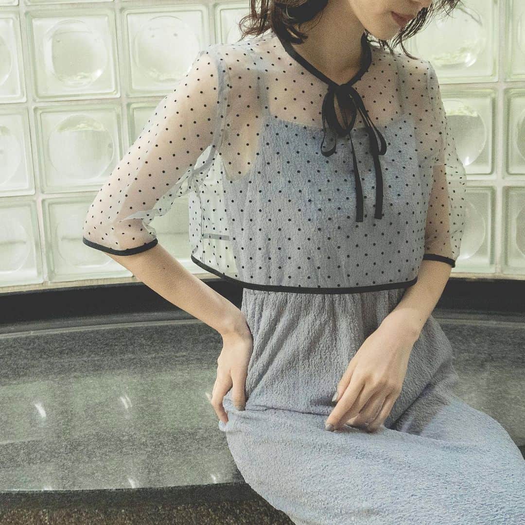 kaene －カエン－さんのインスタグラム写真 - (kaene －カエン－Instagram)「- new -  Dot×shrink lace dress / No.100885 color : sax / black size : 34 / 36 / 38 model : 160cm (size36)  オーガンジーにドットフロッキーを施したドレッシーな素材感のトップスと、マーメイドラインが美しいキャミソールドレスのセットアイテム。  配色のパイピングがアクセントに🎼  #kaene #結婚式コーデ  #ゲストドレス  #オケージョンドレス  #顔合わせ」5月25日 12時43分 - kaene_official