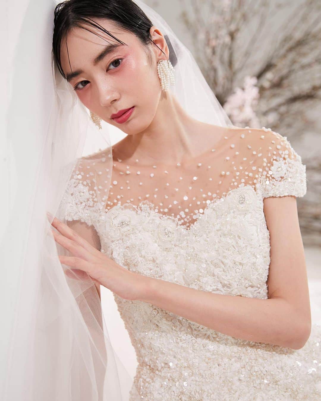 JUNOのインスタグラム：「.  @marchesabridal   繊細で精巧なホワイトビーディングの 繊細に煌めきに目を奪われてしまうドレス  ホワイトのみで統一された 様々なデザインの パール、クリスタル、スパンコールが  ぎゅっと敷きつめられており  ショルダーやスカートの裾にかけて ビーディングがグラデーションになっている様は 息をのむ美しさです。  ウエストから自然に広がるフレアは、 程よいボリューム感で、 華やかなディテールとシンプルなシルエットの バランスがロマンティックで洗練された印象に。  Dress.03-20655」