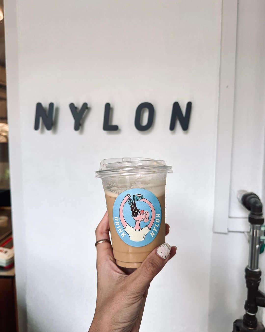 郭圈圈さんのインスタグラム写真 - (郭圈圈Instagram)「#圈圈去新加坡🇸🇬 （最後一篇😆）（50小時產出15篇🫶🏻） - 新加坡的天氣真的熱🥵 來杯咖啡&冰淇淋真的是必須 這兩間大家務必都要存起來 都是很強必吃的😋 - 🍦Birds of Paradise Gelato Boutique @bopgelato  這間冰淇淋🍦是在地朋友推薦的(這間在機場Jewel一樓也有喔) 甜筒的部分都是每日現作 所以一進去空氣都甜甜的～ 印象中朋友點的這個很好吃⬇️ Earl Grey & Lemongrass 伯爵茶檸檬草 - ☕️Nylon Coffee Roasters @nyloncoffee  也是在地朋友推薦的咖啡店🤎 咖啡愛好者不能錯過 他們家咖啡豆是自己烘的唷～ 地點隱身在住宅社區的一樓 整排小店就這間咖啡廳人潮眾多 店員也都很親切幫我們介紹 可惜我們當天趕時間只能匆匆外帶 沒辦法點熱的在店內細細品嚐 - （這兩間步行🉑️抵達唷） - #lea_outfit  草帽/項鍊/洋裝/鞋 @marule.official ✨ 官網下單 🔗marumarulea.com - #新加坡景點 #新加坡美食 #新加坡咖啡 #新加坡冰淇淋 #新加坡甜點 #singaporefood #singaporetrip」5月25日 12時43分 - helloiamlea