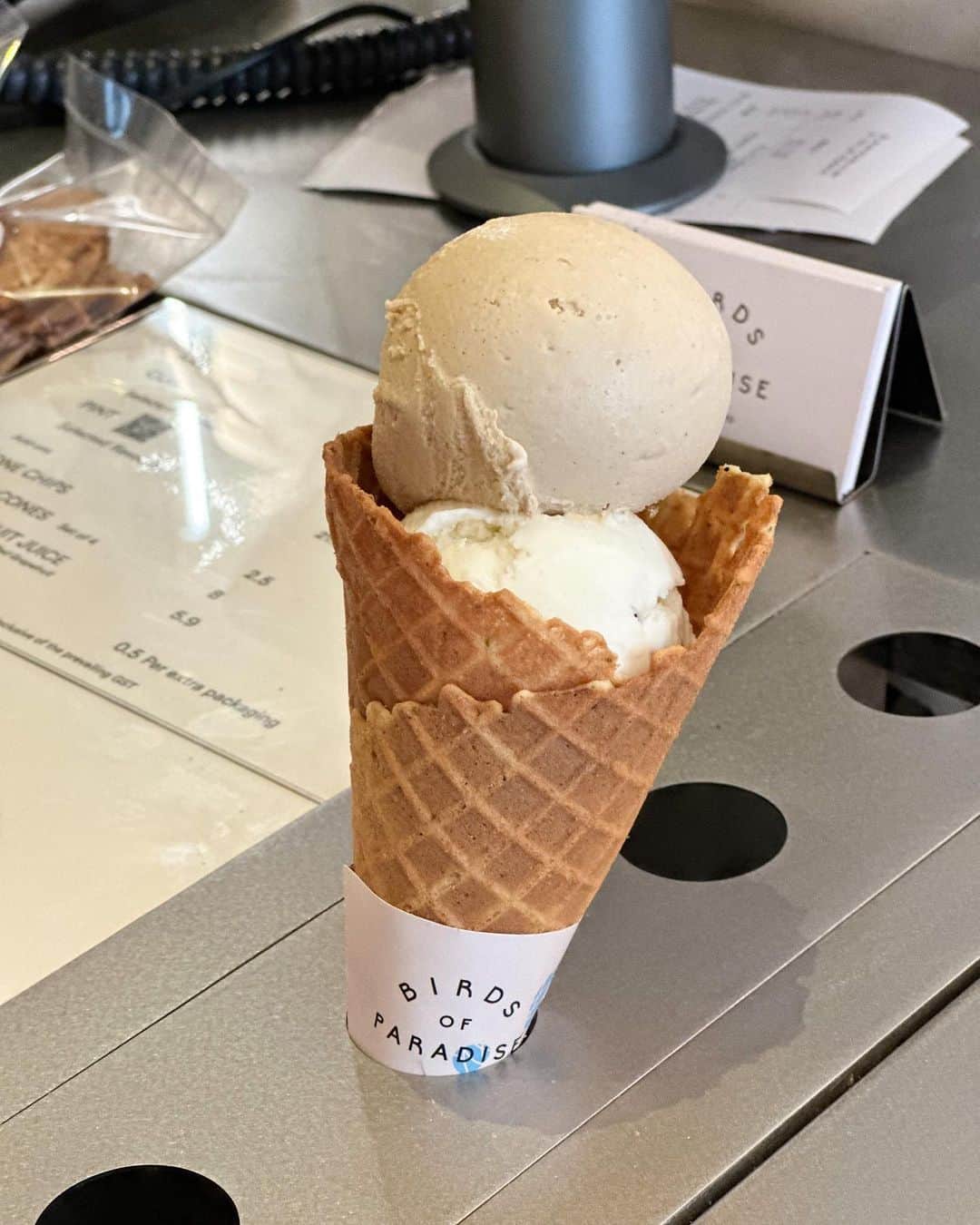 郭圈圈さんのインスタグラム写真 - (郭圈圈Instagram)「#圈圈去新加坡🇸🇬 （最後一篇😆）（50小時產出15篇🫶🏻） - 新加坡的天氣真的熱🥵 來杯咖啡&冰淇淋真的是必須 這兩間大家務必都要存起來 都是很強必吃的😋 - 🍦Birds of Paradise Gelato Boutique @bopgelato  這間冰淇淋🍦是在地朋友推薦的(這間在機場Jewel一樓也有喔) 甜筒的部分都是每日現作 所以一進去空氣都甜甜的～ 印象中朋友點的這個很好吃⬇️ Earl Grey & Lemongrass 伯爵茶檸檬草 - ☕️Nylon Coffee Roasters @nyloncoffee  也是在地朋友推薦的咖啡店🤎 咖啡愛好者不能錯過 他們家咖啡豆是自己烘的唷～ 地點隱身在住宅社區的一樓 整排小店就這間咖啡廳人潮眾多 店員也都很親切幫我們介紹 可惜我們當天趕時間只能匆匆外帶 沒辦法點熱的在店內細細品嚐 - （這兩間步行🉑️抵達唷） - #lea_outfit  草帽/項鍊/洋裝/鞋 @marule.official ✨ 官網下單 🔗marumarulea.com - #新加坡景點 #新加坡美食 #新加坡咖啡 #新加坡冰淇淋 #新加坡甜點 #singaporefood #singaporetrip」5月25日 12時43分 - helloiamlea