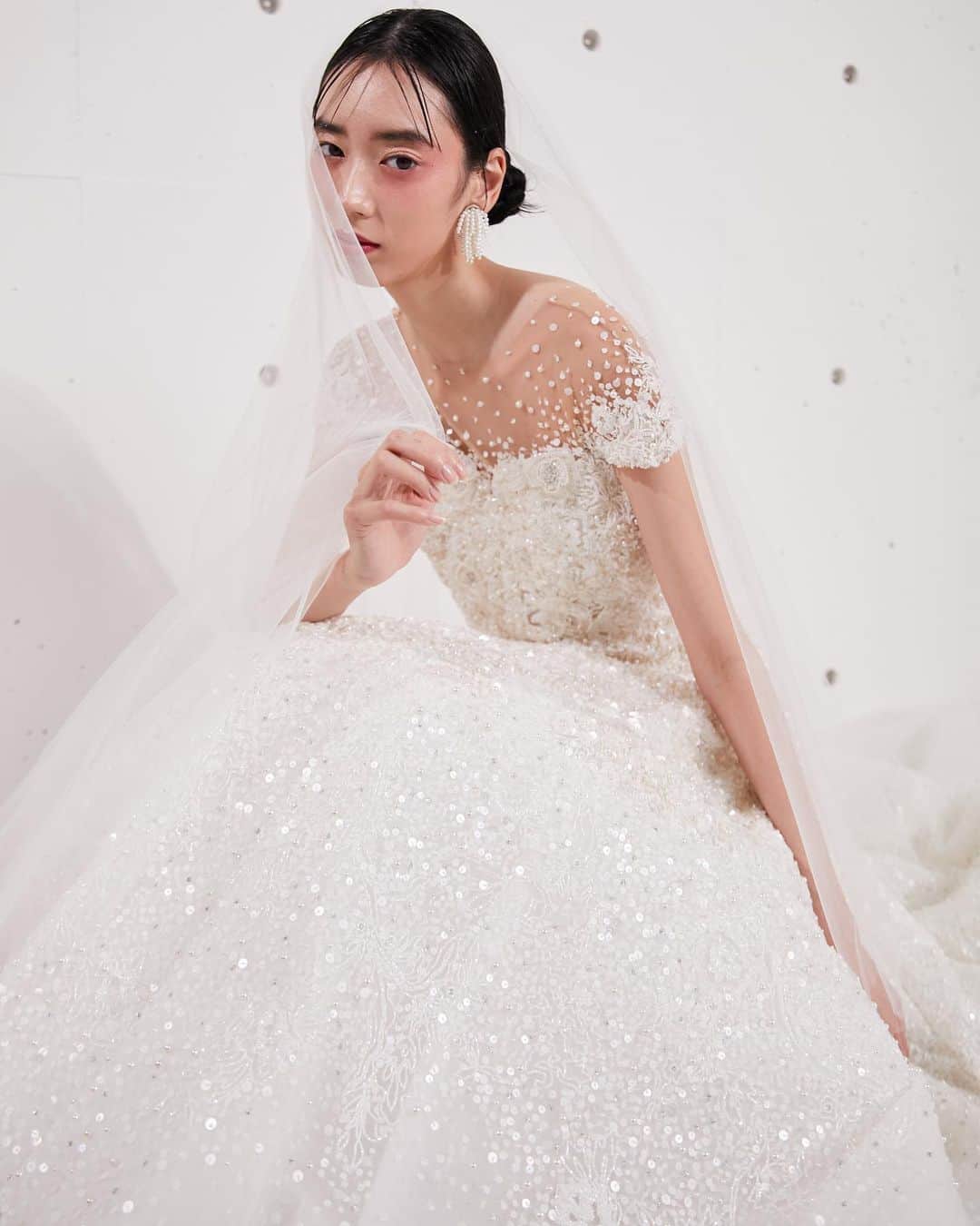 JUNOさんのインスタグラム写真 - (JUNOInstagram)「.  @marchesabridal   繊細で精巧なホワイトビーディングの 繊細に煌めきに目を奪われてしまうドレス  ホワイトのみで統一された 様々なデザインの パール、クリスタル、スパンコールが  ぎゅっと敷きつめられており  ショルダーやスカートの裾にかけて ビーディングがグラデーションになっている様は 息をのむ美しさです。  ウエストから自然に広がるフレアは、 程よいボリューム感で、 華やかなディテールとシンプルなシルエットの バランスがロマンティックで洗練された印象に。  Dress.03-20655」5月25日 12時44分 - juno_weddingdress