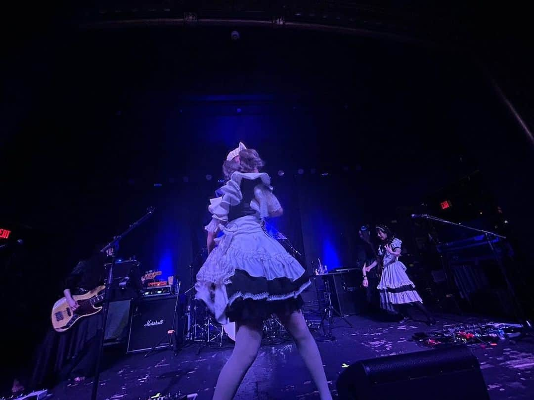 小鳩ミクさんのインスタグラム写真 - (小鳩ミクInstagram)「🕊  ずっきゅんばっきゅんどっきゅんWOW!!!  OMAJINAI TIME  in Detroit, Michigan 7-panel comic  ミシガン州のデトロイトにて おまじないタイムの 7コママンガっぽ？！ww  またおちついたら 振り返りお給仕記録も 投稿するから待っててっぽ。  #bandmaid #デトロイト #ミシガン」5月25日 12時57分 - kobatomiku