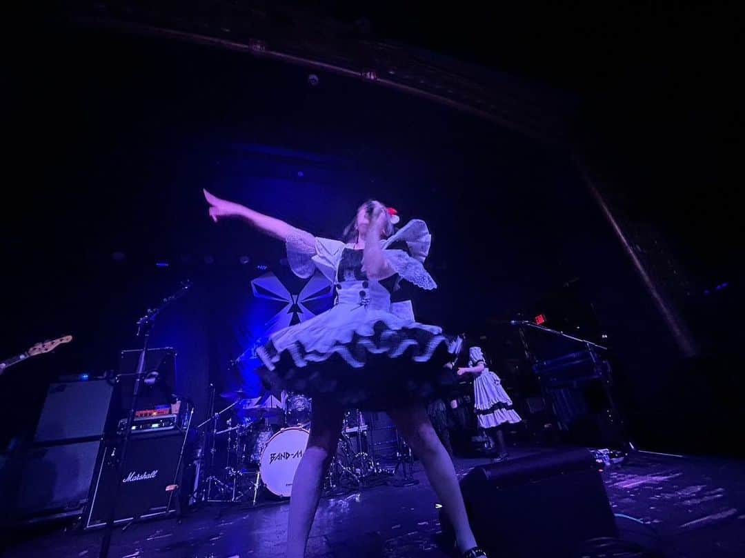 小鳩ミクさんのインスタグラム写真 - (小鳩ミクInstagram)「🕊  ずっきゅんばっきゅんどっきゅんWOW!!!  OMAJINAI TIME  in Detroit, Michigan 7-panel comic  ミシガン州のデトロイトにて おまじないタイムの 7コママンガっぽ？！ww  またおちついたら 振り返りお給仕記録も 投稿するから待っててっぽ。  #bandmaid #デトロイト #ミシガン」5月25日 12時57分 - kobatomiku