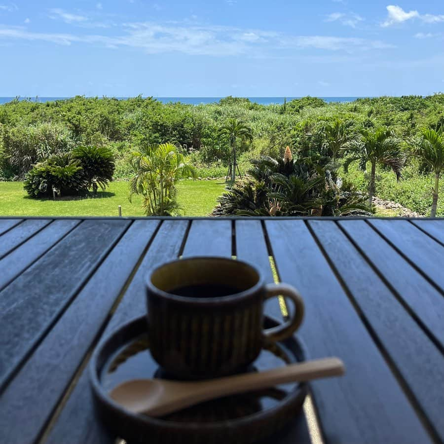 小林麻耶さんのインスタグラム写真 - (小林麻耶Instagram)「🏝☕️✨  のんびりcafe Time❤️  テラス席で✨海を見ながら✨ きもちよかった〜✨  久しぶりの運転🚗もたのしくて👍 宮古そばも✨食べたかった紅芋ぱんびん（サーターアンダギー）も✨美味しかったぁ❤️  しあわせ時間を宮古島の方々＆ @akira_kunimitsu 君✨有難う❤️  #國光真耶 #mayakunimitsu #宮古島 #miyakojima  PS 今は東京🗼にいます😃」5月25日 12時50分 - maya712star9