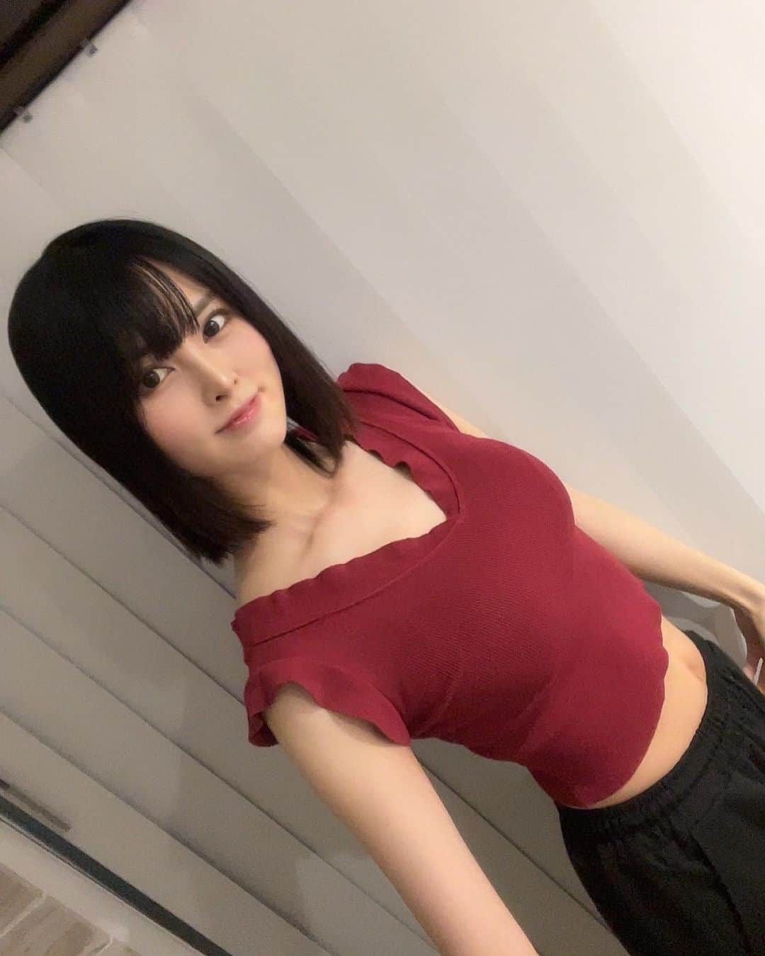 のインスタグラム：「産後2ヶ月 少しずつ体型戻ってきたかな🙃 復帰は自分磨きを頑張って 実力で応援してもらえる人になりたいです。  パーソナル通うこと決まりました🫶」